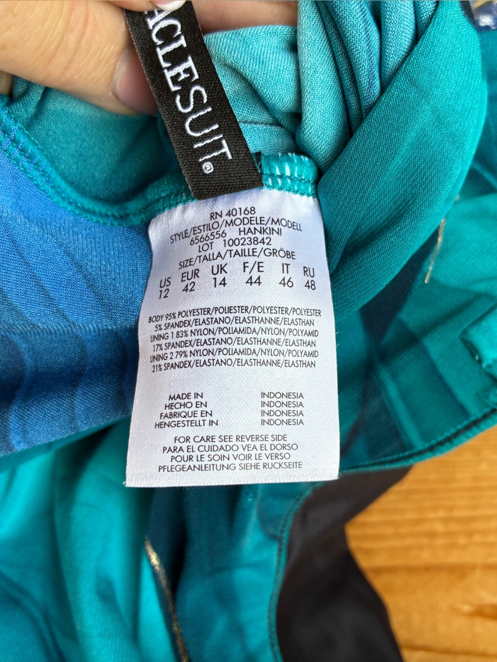 NWOT MIRACLESUIT Maldiva Straight Neck Underwire Hankini Swim Top
Size 12 - Picture 10 of 11